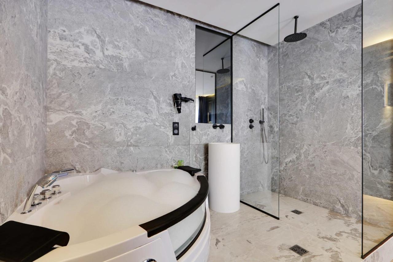 باريس Couples Getaway Unit With Jacuzzi - City Center المظهر الخارجي الصورة